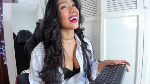 Snapshot of yourcutemolly chatting on December 6, 4:36 am Selena online show from December 6, 4:36 am
