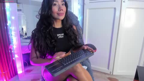 Snapshot of yourcutemolly chatting on December 20, 4:31 am Selena online show from December 20, 4:31 am
