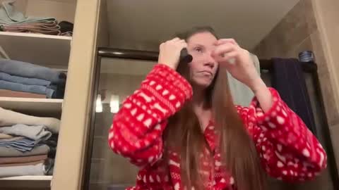 Snapshot of yourstrulylivy chatting on December 24, 5:34 pm yourstrulylivy online show from December 24, 5:34 pm