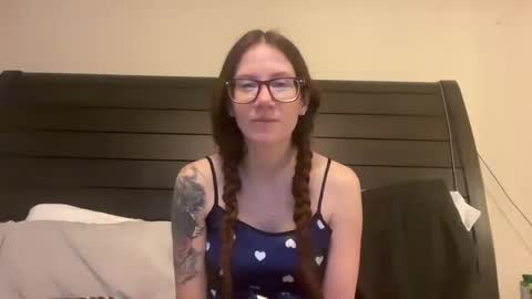 Snapshot of yourstrulylivy chatting on December 31, 1:52 pm yourstrulylivy online show from December 31, 1:52 pm
