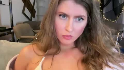 Snapshot of yumiandwolf chatting on October 5, 6:18 am yumiandwolf online show from October 5, 6:18 am