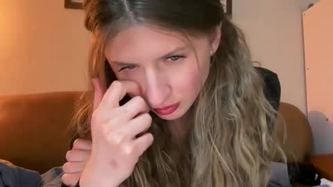 Snapshot of yumiandwolf chatting on September 12, 4:02 am yumiandwolf online show from September 12, 4:02 am