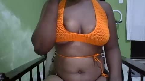 Snapshot of yummychocolate_2 chatting on October 19, 12:29 pm YUMMY online show from October 19, 12:29 pm