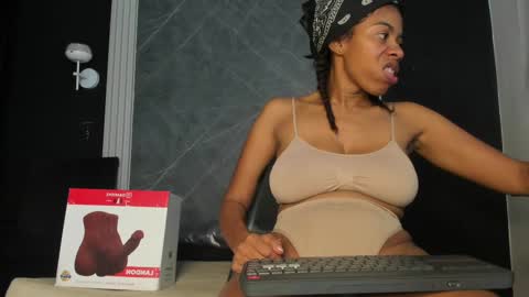 Snapshot of yummyduo chatting on March 7, 1:29 pm Yummyduo online show from March 7, 1:29 pm