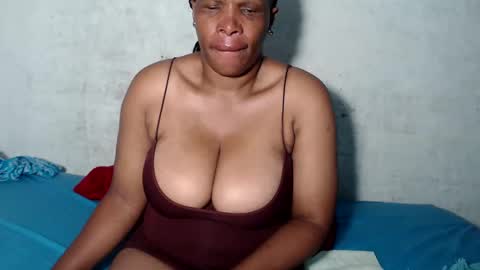 Snapshot of yummytittsxx chatting on February 4, 3:22 am yummytittsxx online show from February 4, 3:22 am