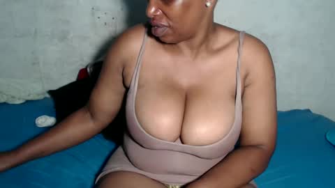 Snapshot of yummytittsxx chatting on January 8, 8:29 pm yummytittsxx online show from January 8, 8:29 pm