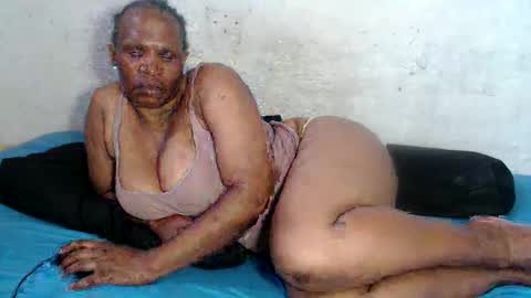 Snapshot of yummytittsxx chatting on January 16, 12:09 pm yummytittsxx online show from January 16, 12:09 pm