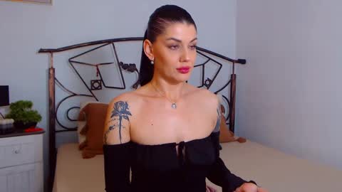 Snapshot of yvonneeverlee chatting on January 26, 9:07 pm I V Y online show from January 26, 9:07 pm