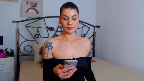 Snapshot of yvonneeverlee chatting on January 7, 8:52 pm I V Y online show from January 7, 8:52 pm