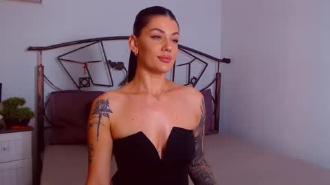 Snapshot of yvonneeverlee chatting on September 18, 8:18 pm I V Y online show from September 18, 8:18 pm