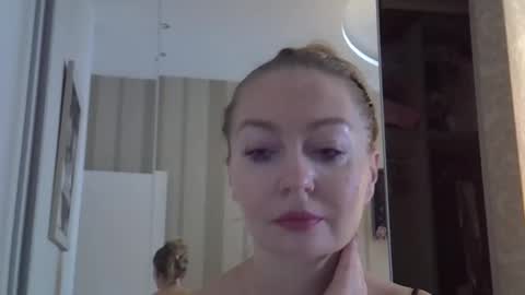 Snapshot of zarinaswift chatting on October 13, 4:04 am Zarina Swift online show from October 13, 4:04 am