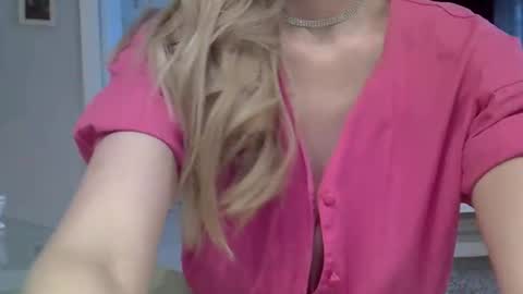 Snapshot of zarinaswift chatting on October 10, 4:28 am Zarina Swift online show from October 10, 4:28 am