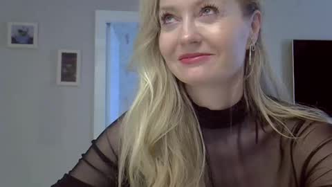 Snapshot of zarinaswift chatting on October 8, 4:50 am Zarina Swift online show from October 8, 4:50 am