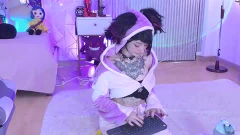    online show from November 9, 3:08 pm