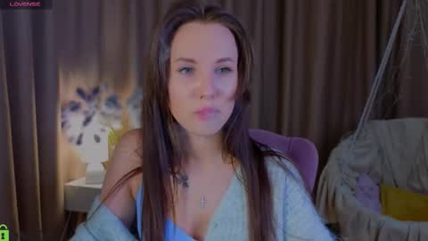 Snapshot of zlata__fox chatting on October 10, 4:56 pm Zlata Mon Tue Thu Fri Sun Sa GMT 3 0000pm - 0600pm online show from October 10, 4:56 pm