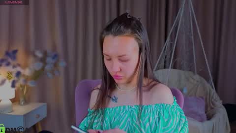Snapshot of zlata__fox chatting on October 4, 4:55 pm Zlata Mon Tue Thu Fri Sun Sa GMT 3 0000pm - 0600pm online show from October 4, 4:55 pm