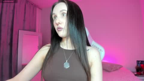 Snapshot of zlata__fox chatting on January 26, 3:03 pm Zlata Mon Tue Thu Fri Sun Sa GMT 3 0000pm - 0600pm online show from January 26, 3:03 pm