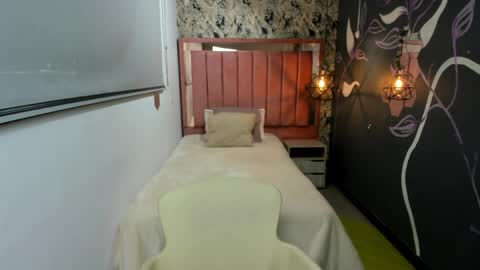 ZOE TAYLOR online show from April 4, 11:53 am