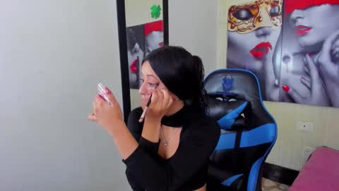 Z O E online show from October 18, 8:10 pm