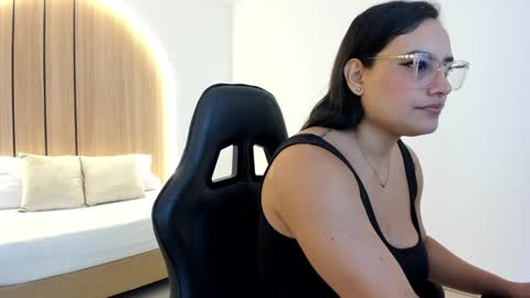 Snapshot of zoe_danae_ chatting on October 6, 12:11 pm Zoe online show from October 6, 12:11 pm