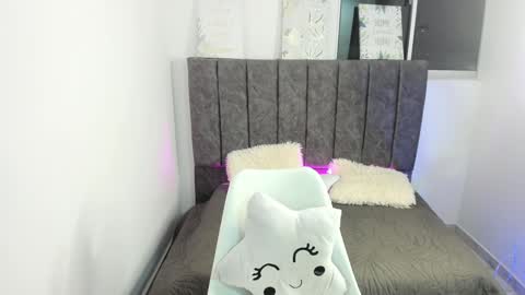 Snapshot of zoe_jones7 chatting on December 28, 2:54 am zoe_jones7 online show from December 28, 2:54 am