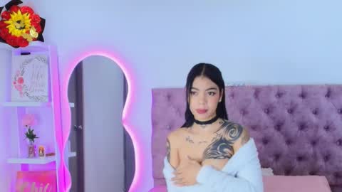 zoe_kravitx_ online show from February 6, 3:32 am