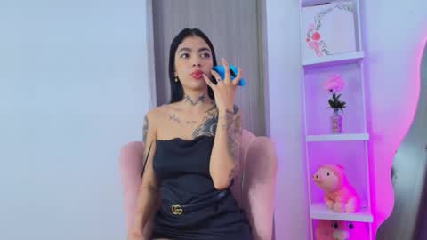 zoe_kravitx_ online show from February 19, 4:12 am