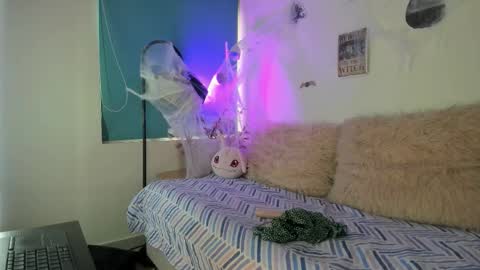 Snapshot of zoe_skyler chatting on October 14, 3:03 pm Zoe online show from October 14, 3:03 pm