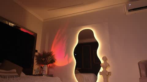 zoevidal_ online show from December 5, 12:06 pm