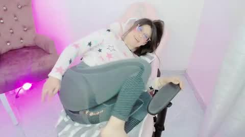 Snapshot of zooeybelair chatting on October 18, 11:24 am Alicie online show from October 18, 11:24 am