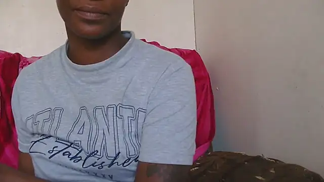 Snapshot of sluttylaura21 chatting on October 6, 11:38 am sluttylaura21 online show from October 6, 11:38 am