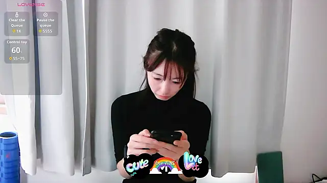 Snapshot of Love_me_Eri_ chatting on October 18, 4:15 am Love me Eri  online show from October 18, 4:15 am