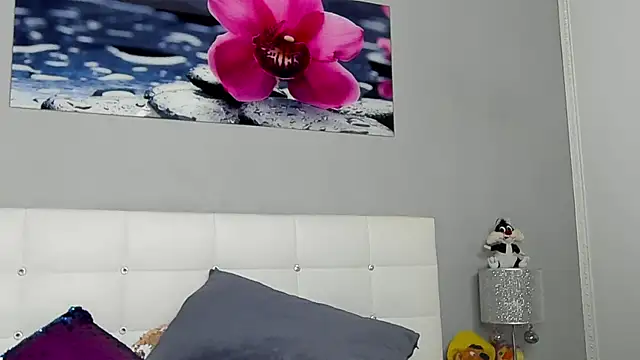 JuliaHunts online show from December 14, 5:24 am