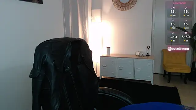 Crystal-dreamt online show from April 13, 3:24 pm