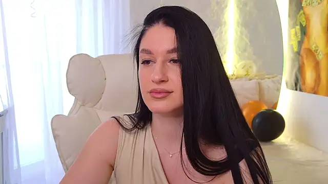 moniqque online show from April 17, 11:01 am