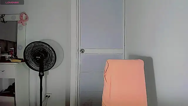 Hannahsmit online show from October 8, 5:56 am