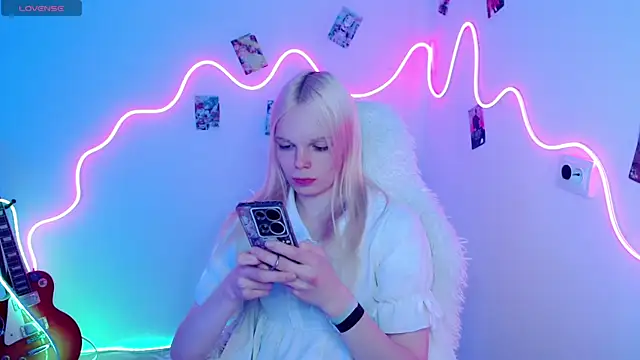 Snapshot of Emily_Nyaffee chatting on October 19, 5:04 pm Emily Nyaffee online show from October 19, 5:04 pm
