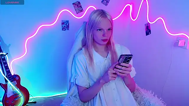 Snapshot of Emily_Nyaffee chatting on October 8, 10:36 pm Emily Nyaffee online show from October 8, 10:36 pm