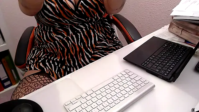 Snapshot of alejandraxxz chatting on September 24, 1:10 pm alejandraxxz online show from September 24, 1:10 pm