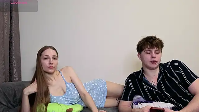 Emily and Ilumi online show from December 3, 1:13 pm