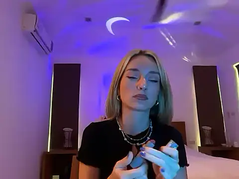 Snapshot of SirenaBelle chatting on October 15, 9:34 am SirenaBelle online show from October 15, 9:34 am