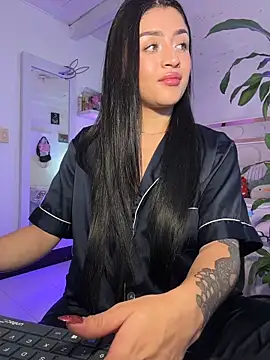 lucianaroy online show from December 19, 4:59 am