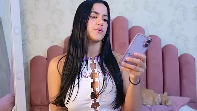 Snapshot of Bella_Fior chatting on October 18, 12:46 am Bella Fior online show from October 18, 12:46 am