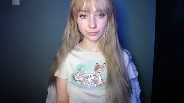 Snapshot of LuciaYoung chatting on October 23, 6:19 am LuciaYoung online show from October 23, 6:19 am