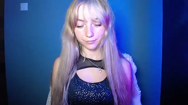 Snapshot of LuciaYoung chatting on September 22, 7:34 pm LuciaYoung online show from September 22, 7:34 pm