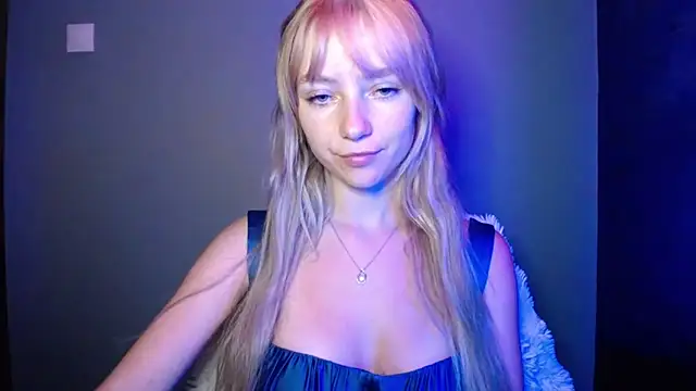 Snapshot of LuciaYoung chatting on September 17, 6:28 pm LuciaYoung online show from September 17, 6:28 pm