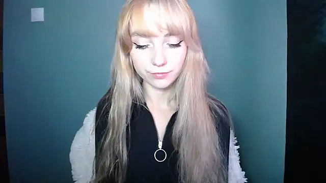 Snapshot of LuciaYoung chatting on October 1, 6:13 pm LuciaYoung online show from October 1, 6:13 pm