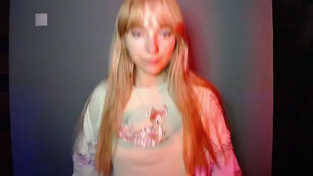 Snapshot of LuciaYoung chatting on September 29, 8:47 pm LuciaYoung online show from September 29, 8:47 pm