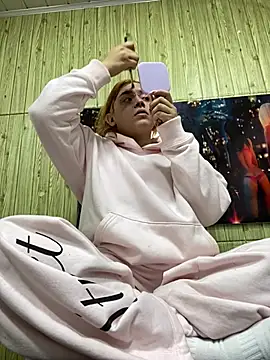 sara winehouse1 online show from April 24, 3:53 am