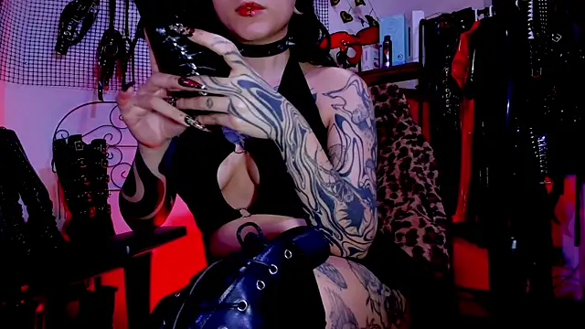 Snapshot of Agatha_BDSM chatting on October 7, 8:02 pm Agatha BDSM online show from October 7, 8:02 pm